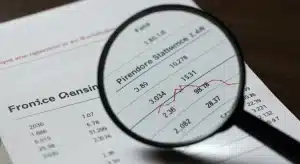 Document de relevé de pension français avec loupe, symbolisant l'analyse des réformes des retraites.