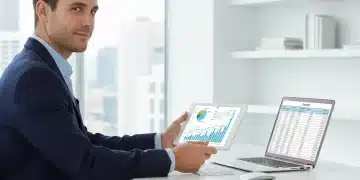 Personne gérant son budget 2026 sur tablette et ordinateur