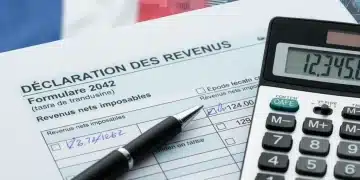 Formulaire d'impôt sur le revenu avec calculatrice et stylo en France